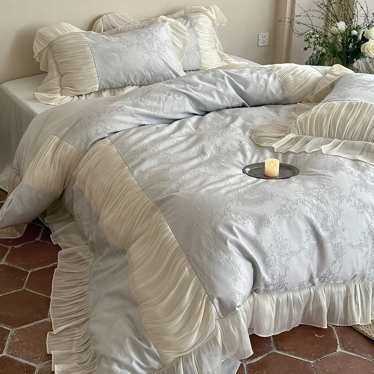 Luxus-Satin-Bettgarnitur im Vintage‑Stil mit plissiertem Volant und Zierkissen