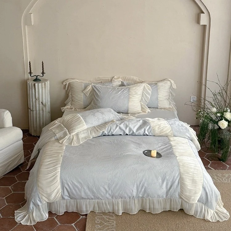 Luxus-Satin-Bettgarnitur im Vintage‑Stil mit plissiertem Volant und Zierkissen