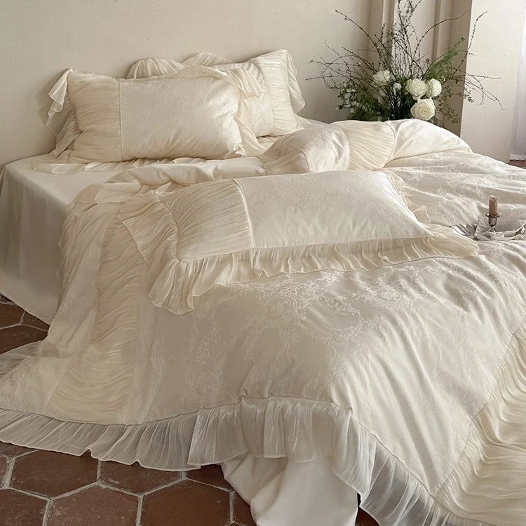 Luxus-Satin-Bettgarnitur im Vintage‑Stil mit plissiertem Volant und Zierkissen