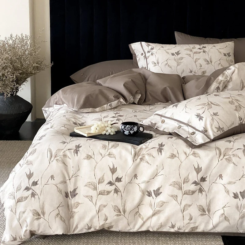 Bettbezug-Garnitur mit feinem Blatt-Jacquard, Knopfverschluss und Hotelnaht