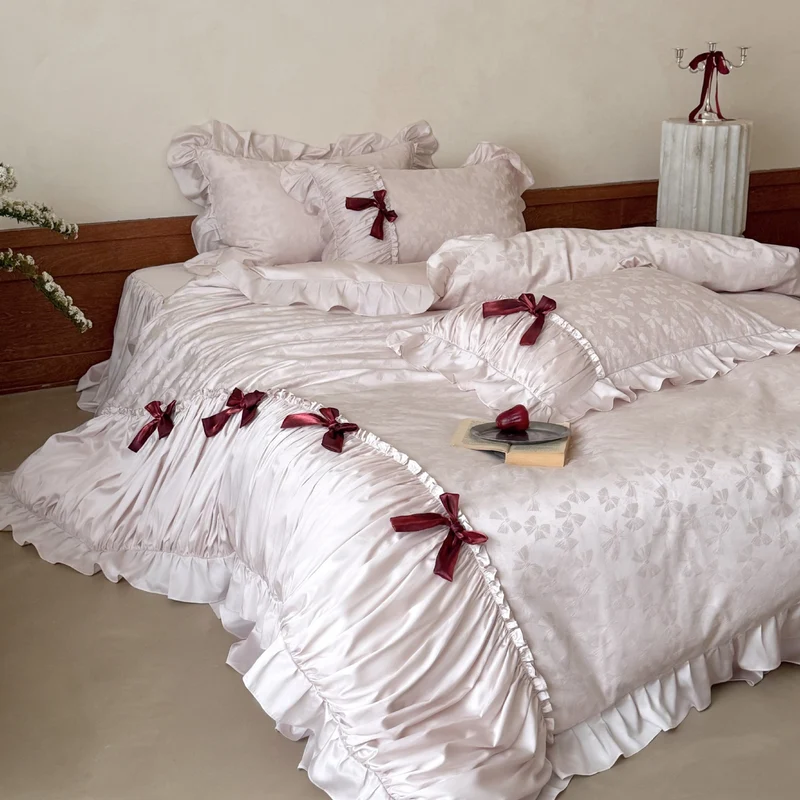Satin-Bettgarnitur mit Jacquard‑Schmetterlingsmuster, Volant und Zierschleifen