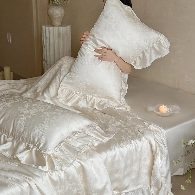 Luxuriöse Satin-Bettwäsche-Garnitur mit floraler Jacquardstruktur, Volant und seidigem Finish