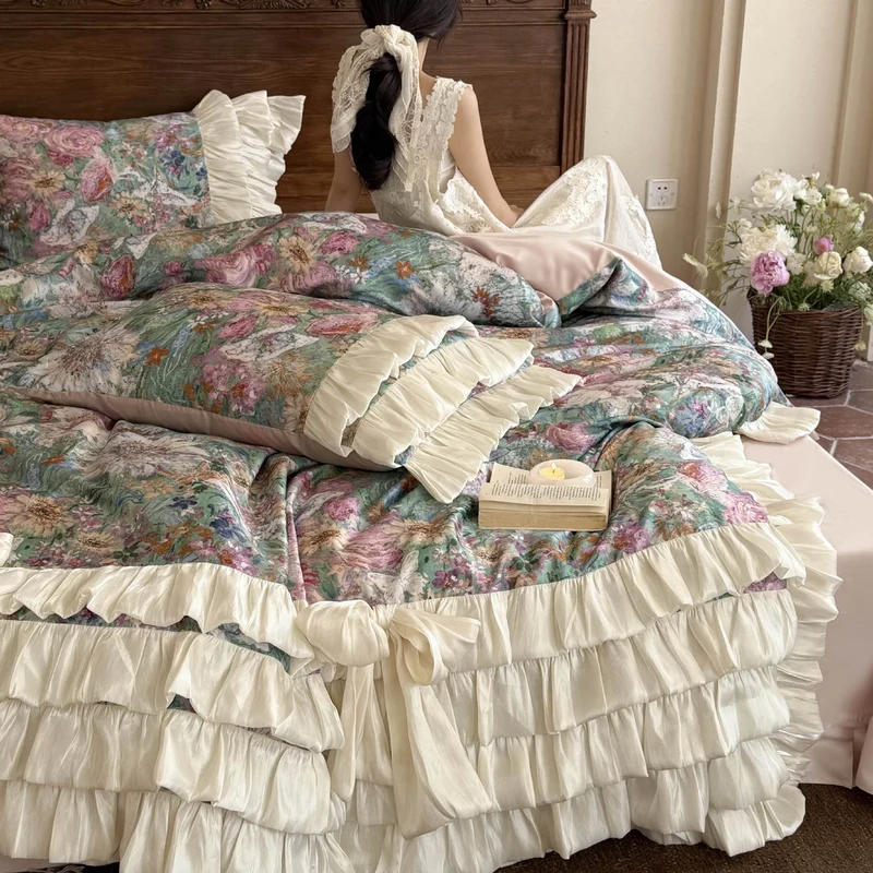 Luxuriöses Bettwäsche-Set mit Rüschen, Bettrock und floralem Print