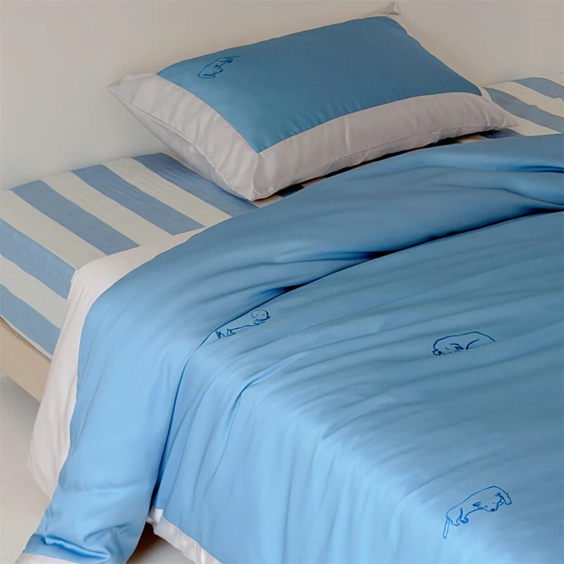 Luxuriöses Bettwäsche-Set aus Baumwollsatin mit gesticktem Hunde-Motiv und dekorativer Kissenblende