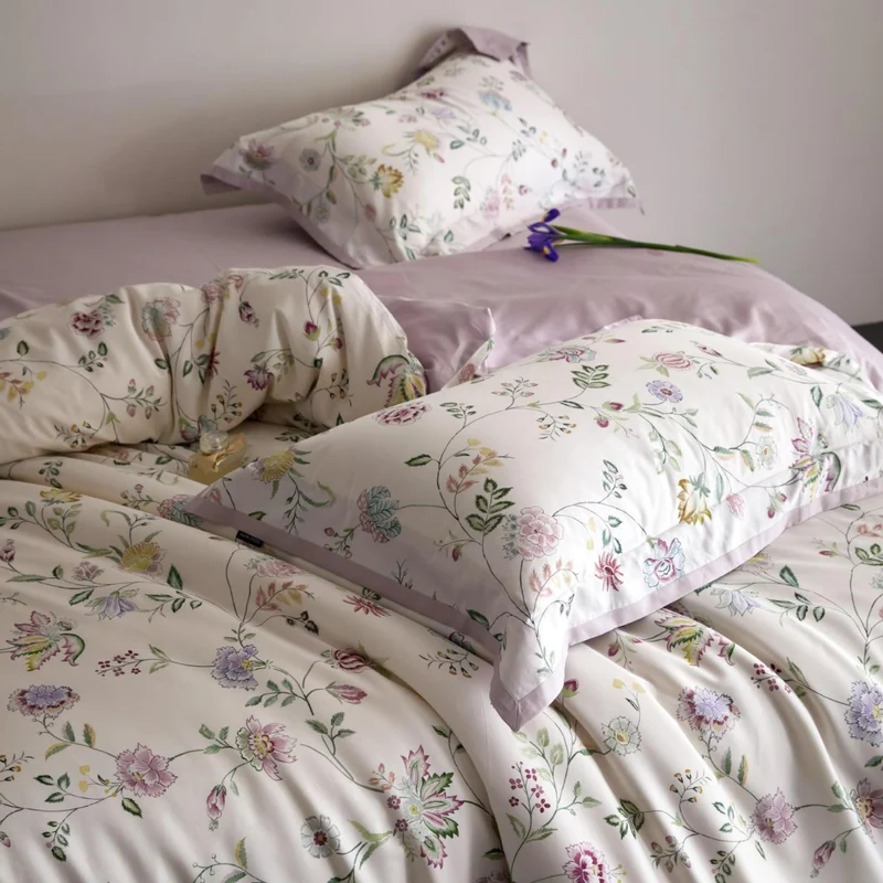 Luxuriöses Satin-Bettwäsche-Set mit floralem und Beerenmotiv