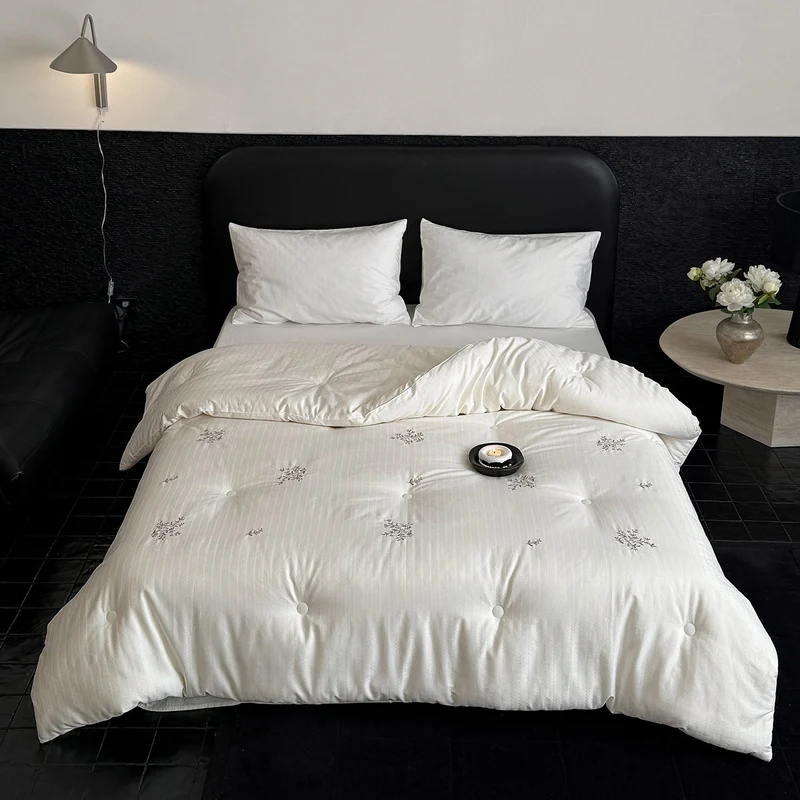 Gestepptes Ganzjahres-Steppbett mit floraler Stickerei und Knopfverarbeitung