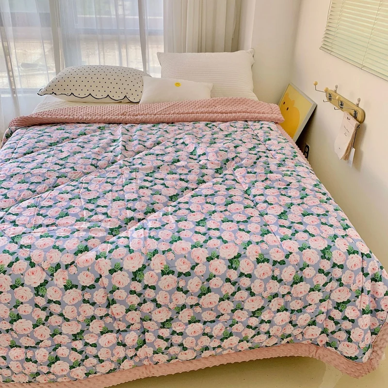 Kuschelige Baby-Steppdecke mit Minky-Fleecekante und niedlichem Hasen-Print