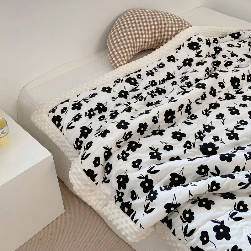 Kuschelige Baby-Steppdecke mit Minky-Fleecekante und niedlichem Hasen-Print
