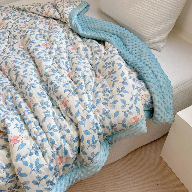 Kuschelige Baby-Steppdecke mit Minky-Fleecekante und niedlichem Hasen-Print