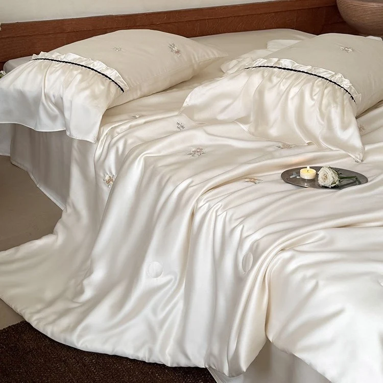 Exquisites Satin-Bettwäscheset mit floraler Stickerei, gerafften Kissenblenden und kontrastierender Paspel