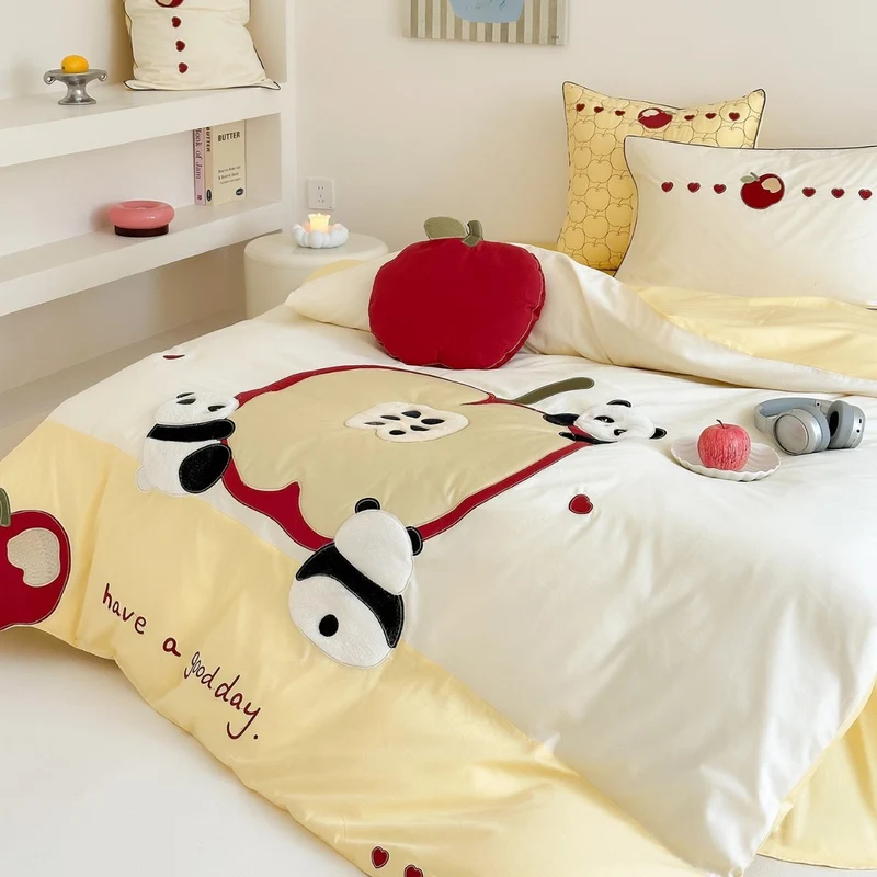Kinder-Bettwäschegarnitur mit appliziertem Apfel- und Panda-Motiv