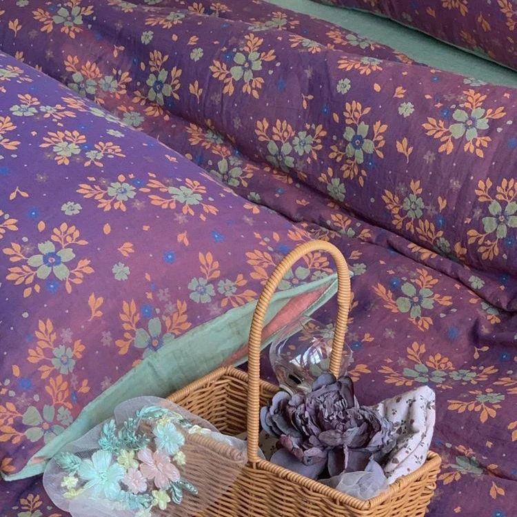 Wendbares Bettwäsche-Garnitur-Set aus Baumwoll-Leinen mit zartem Blumenprint und gesteppter Decke