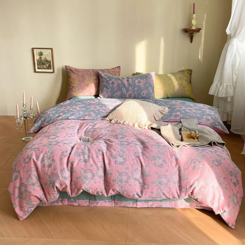 Wendbares Bettwäsche-Garnitur-Set aus Baumwoll-Leinen mit zartem Blumenprint und gesteppter Decke