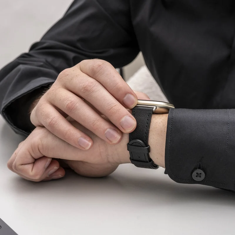 Fitbit Versa 4 Modern Lederarmband (eng Schwarz)