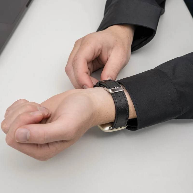 Fitbit Versa 4 Modern Lederarmband (eng Schwarz)