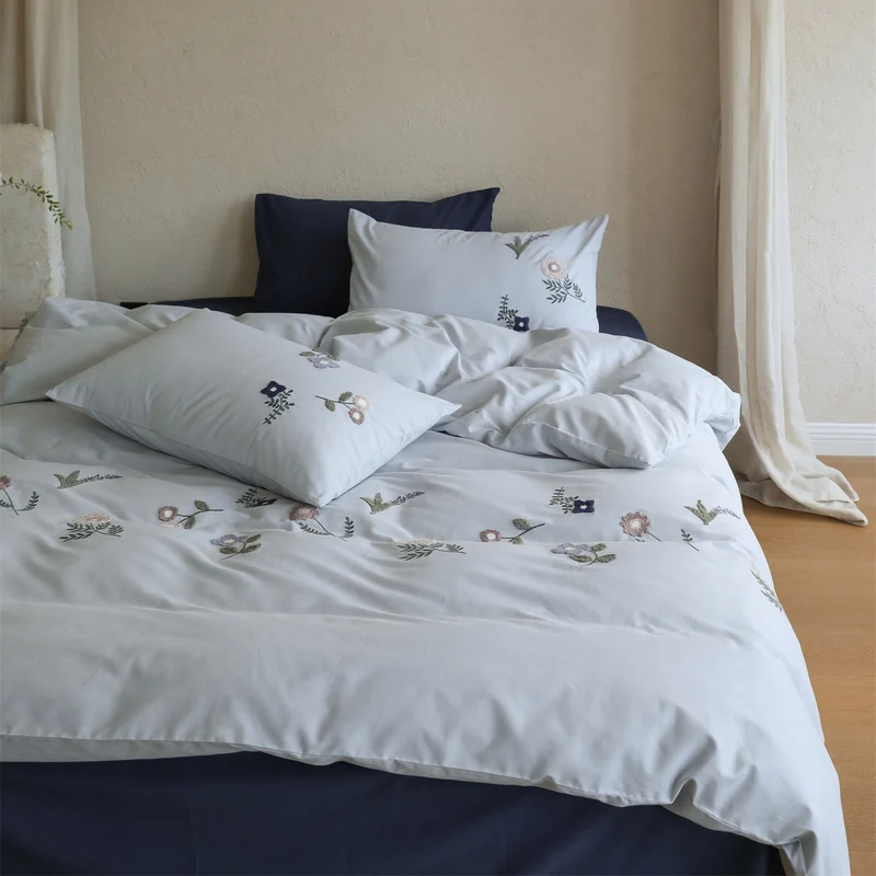 Gesticktes Baumwoll-Bettwäsche-Set mit zarter Wildblumen-Stickerei und Percale-Struktur