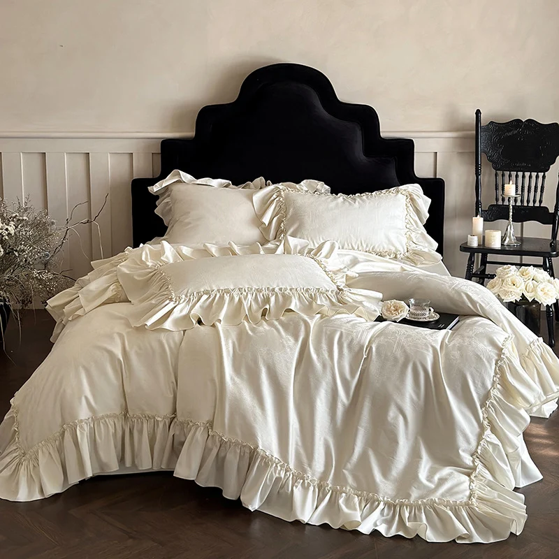 Elegante Bettwäsche-Garnitur aus satinähnlichem Jacquard mit Volantkante