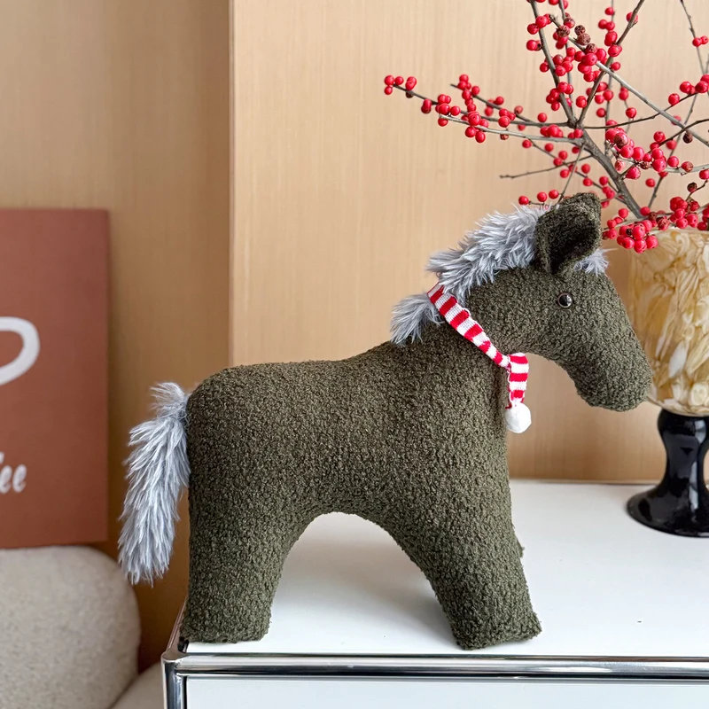 Dekoratives Kuschelpferd aus Teddy-Fleece als Deko- und Spielkissen