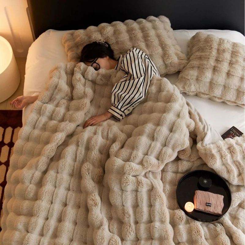 Kuschelige Kunstpelz-Wohndecke mit Wellenstruktur und extra weicher Haptik