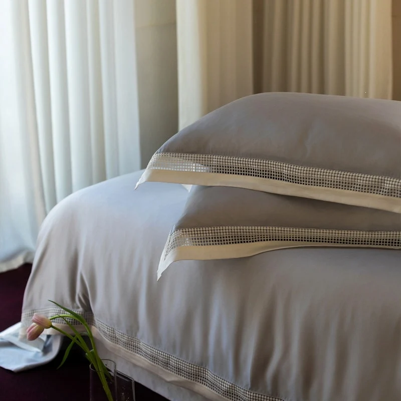 Elegante Bettwäsche-Garnitur mit Ajour-Gitterbesatz und Hotelverschluss