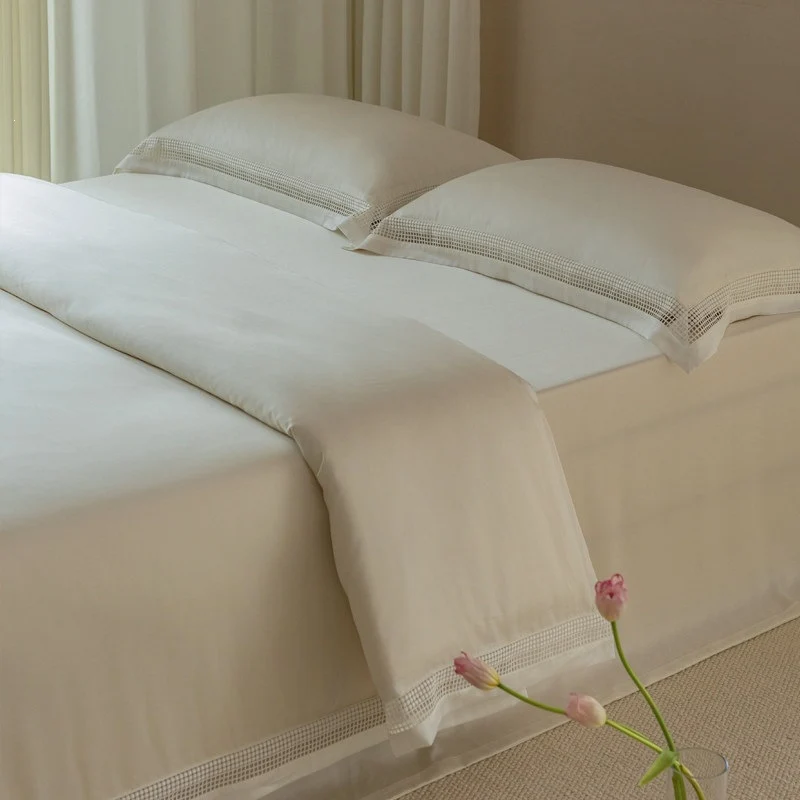 Elegante Bettwäsche-Garnitur mit Ajour-Gitterbesatz und Hotelverschluss