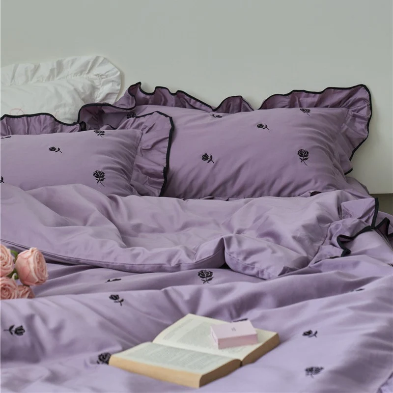 Bettgarnitur mit bestickten Rosen, Volant-Details und extra weichem Baumwollsatin