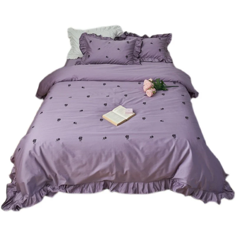 Bettgarnitur mit bestickten Rosen, Volant-Details und extra weichem Baumwollsatin