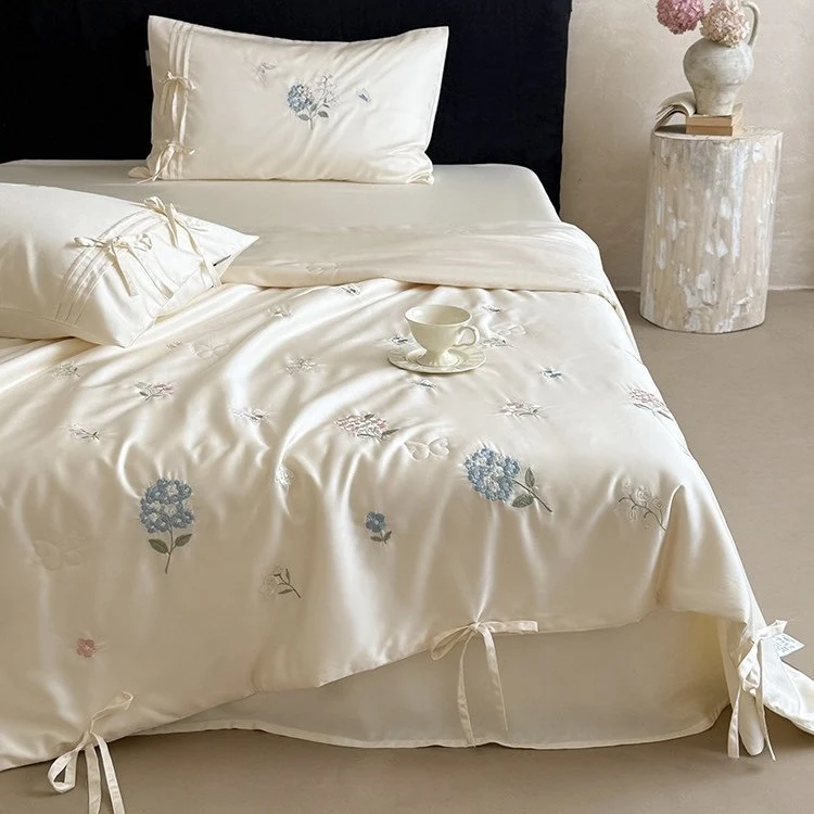 Besticktes Satin-Bettüberwurf-Set mit Bindebändern und seidig-glänzender Oberfläche