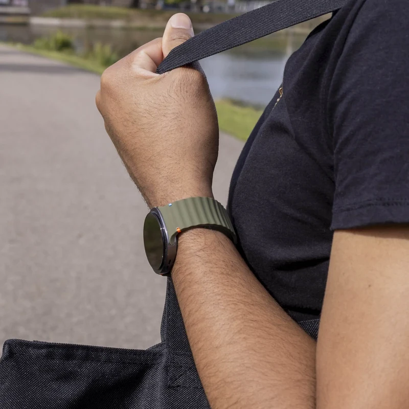 Samsung Galaxy Watch 9 - 40mm Wave Silikonarmband (Armeegrün)