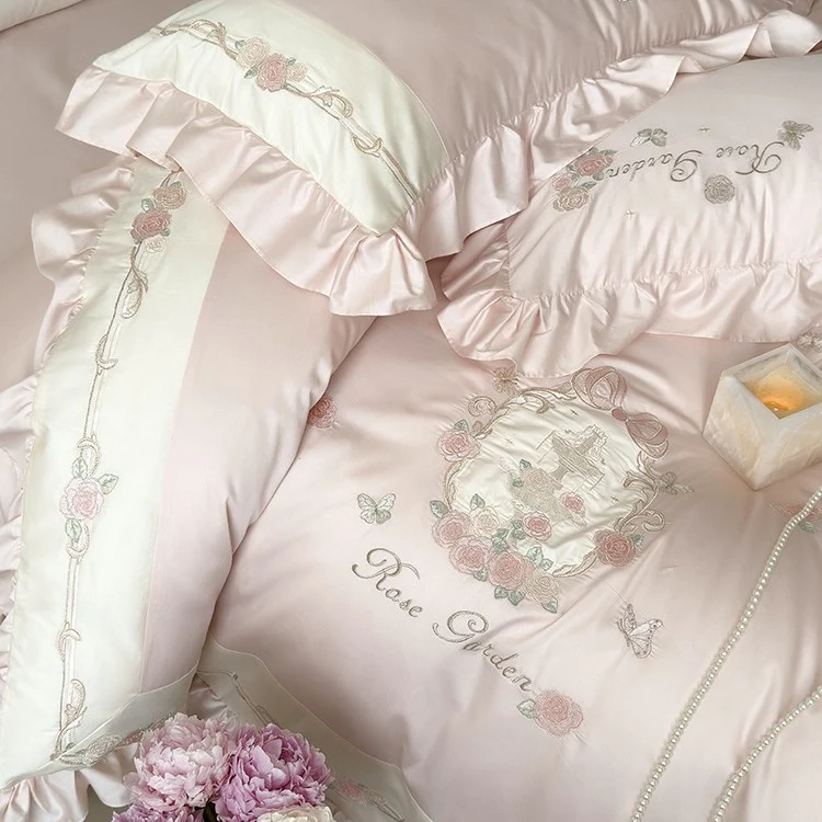 Zarte bestickte Baumwollsatin-Bettgarnitur mit Volant, Satinbordüre und Rosenmotiv