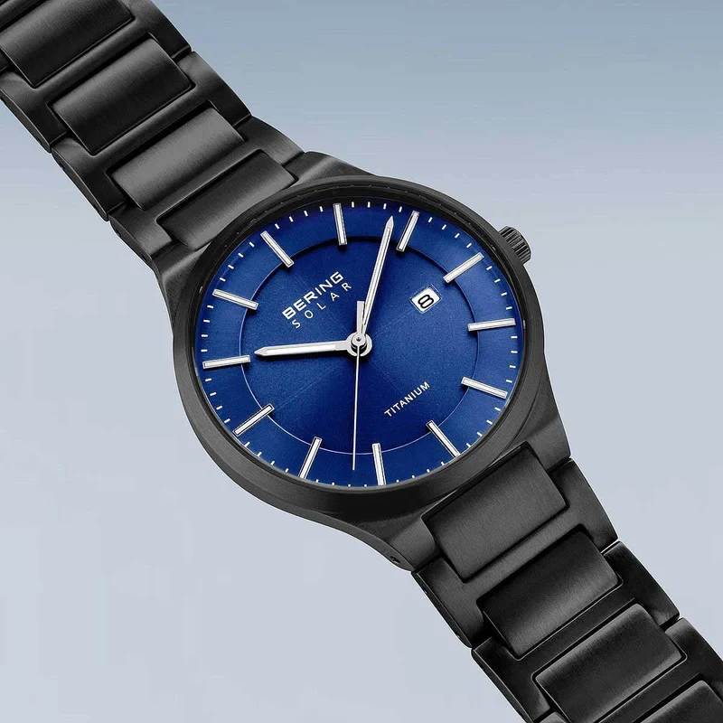 Bering Solar 15239-727 Herrenuhr • Saphirglas • Titan