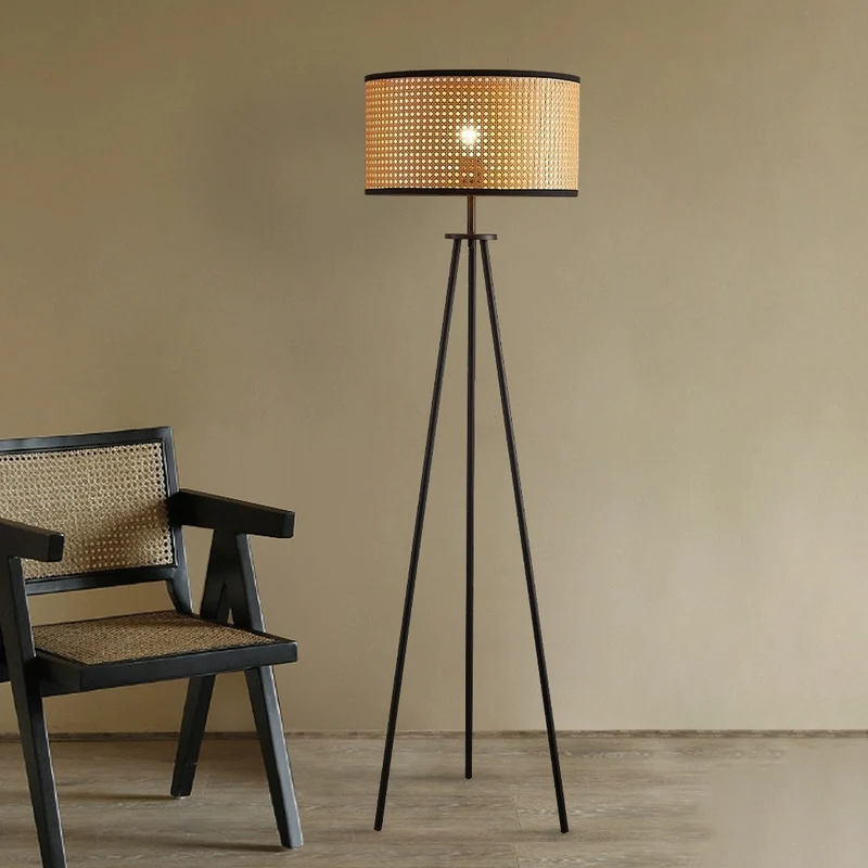 Stativ-Stehlampe mit geflochtenem Schirm
