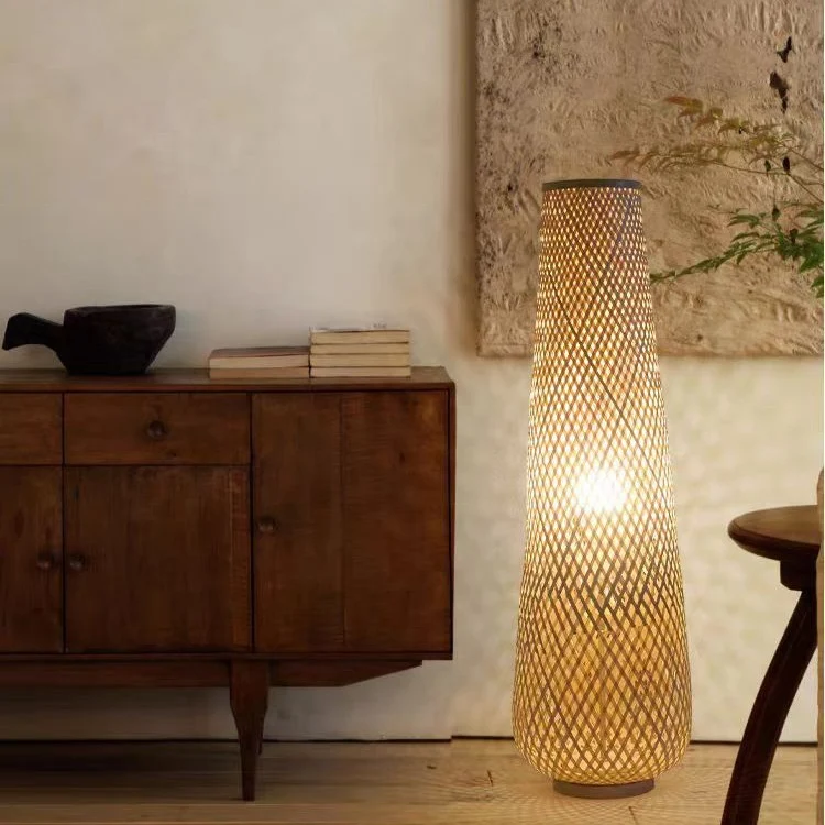 Künstlerische Rattan-Stehlampe