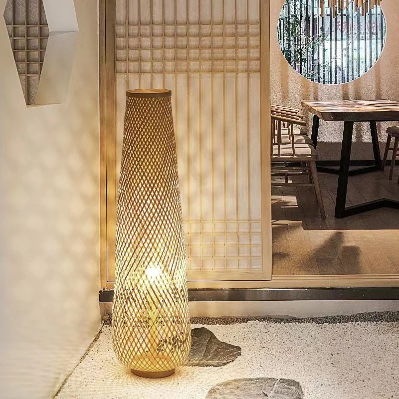 Künstlerische Rattan-Stehlampe