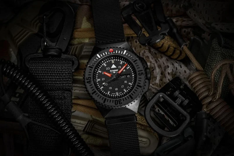 Traser P69 Black Stealth 109854 Herrenuhr • H3-Tritium • Swiss Made