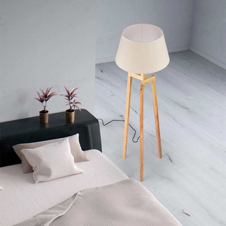 Moderne Holz-Stativ-Stehlampe