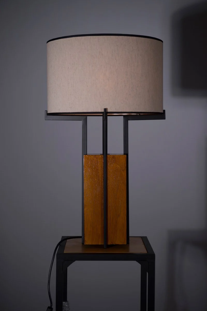 Moderne Holz Tischlampe mit einzigartigem Schirm