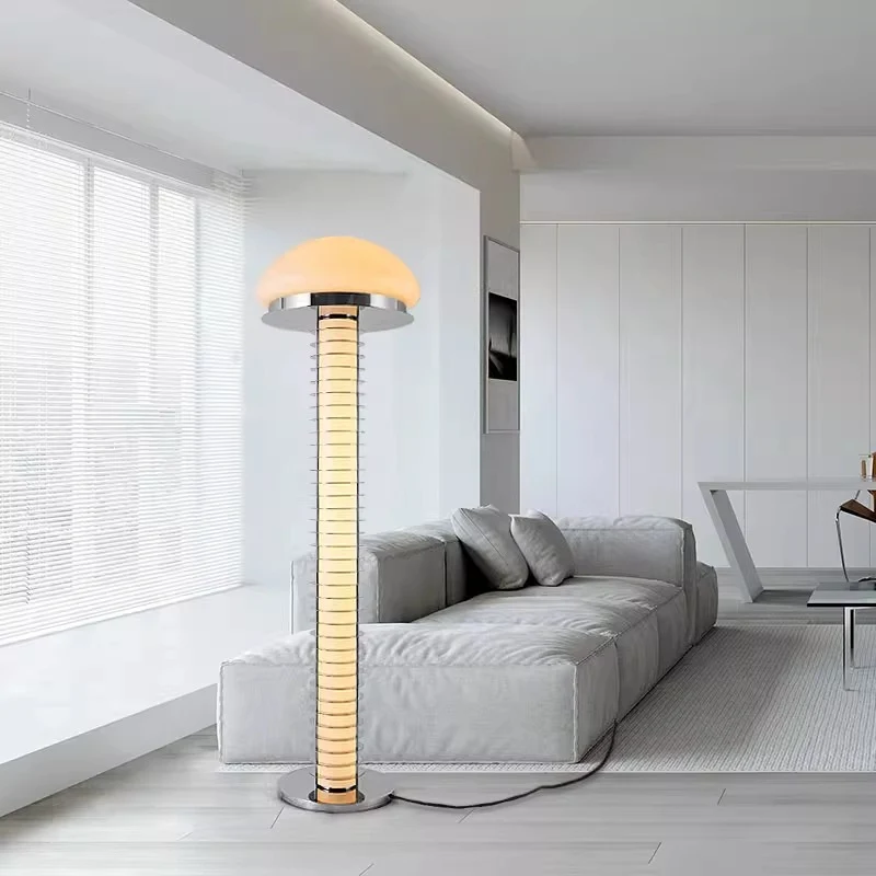 Moderne Tischlampe mit Kuppel-Schirm und sleekem Sockel