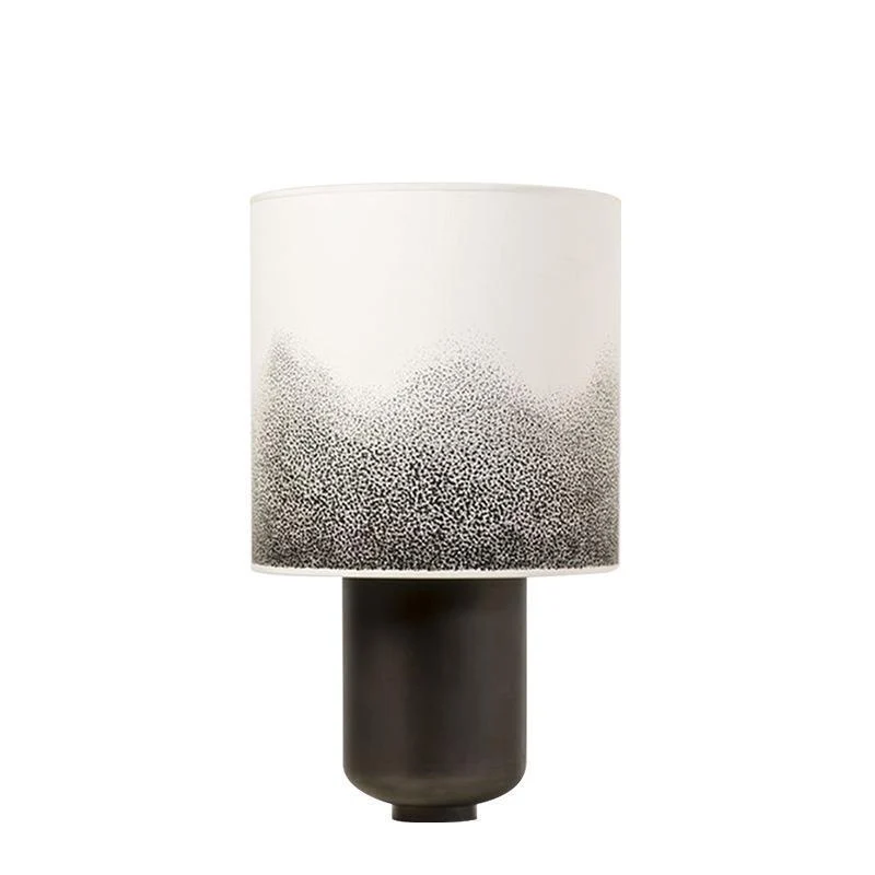 Moderne Tischlampe mit künstlerischem Schirm