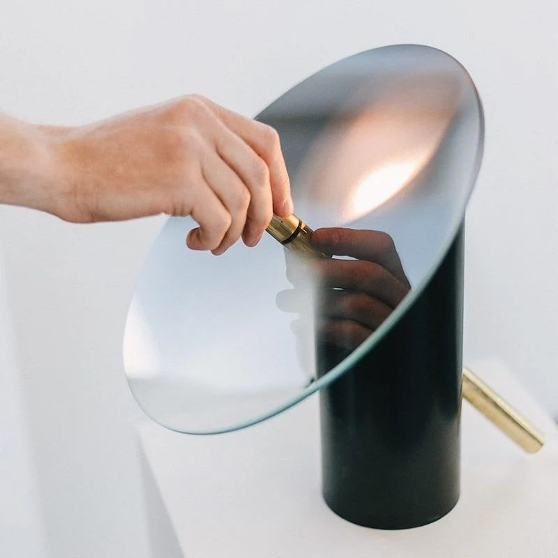 Moderne Tischlampe mit verstellbarem Schirm