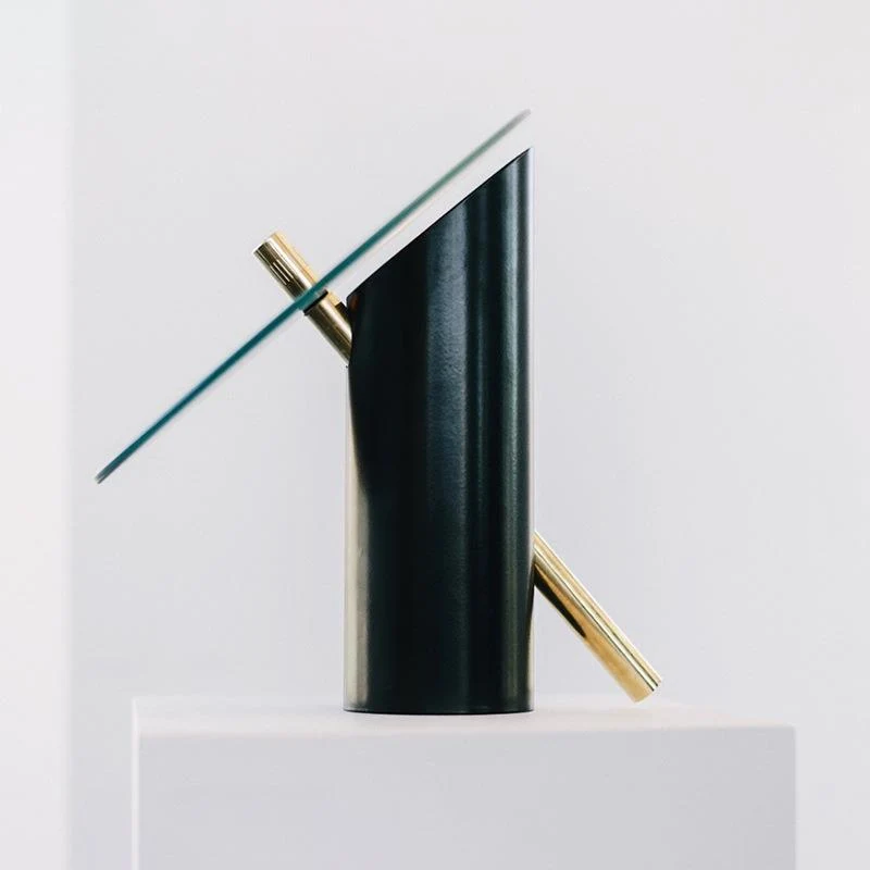 Moderne Tischlampe mit verstellbarem Schirm