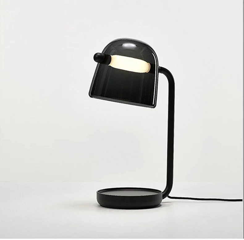 Moderne Tischlampe mit verstellbarem Schirm