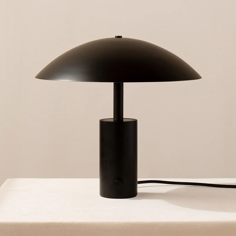 Moderne Minimalistische Tischlampe mit schlankem Design