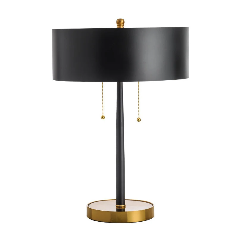 Moderne Minimalistische Tischlampe mit goldenen Akzenten