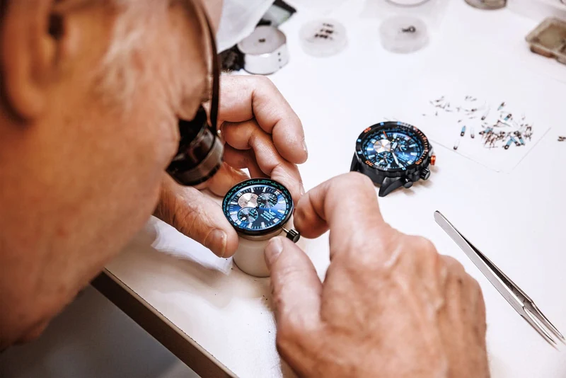 Vostok Europe Almaz YM26-320C654L Herrenuhr • Weltzeit & Alarm • K1-Sicherheitsglas