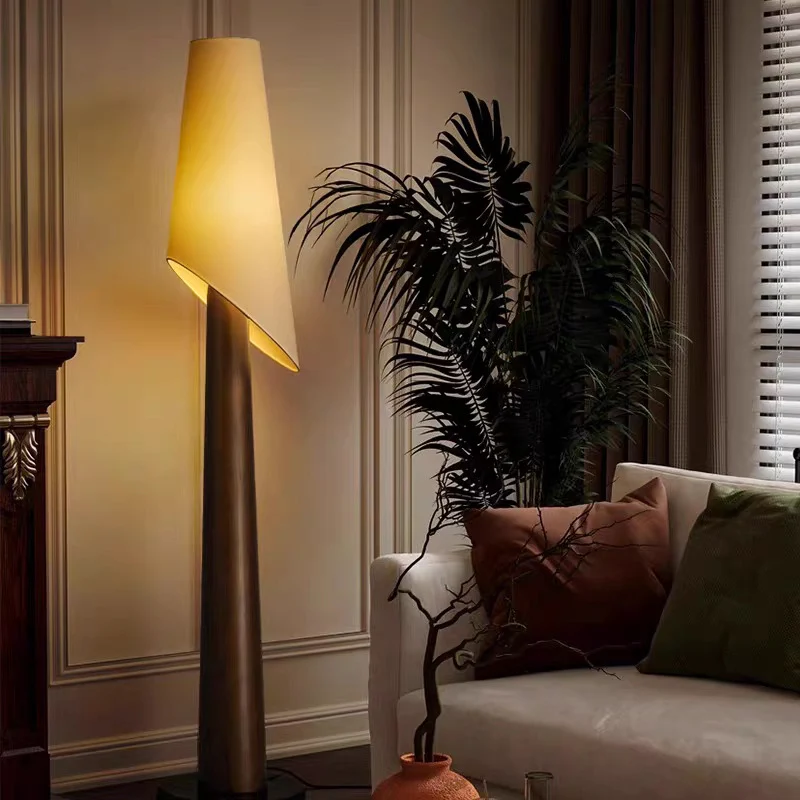 Moderne Minimalistische Stehlampe mit sanft leuchtendem Schirm