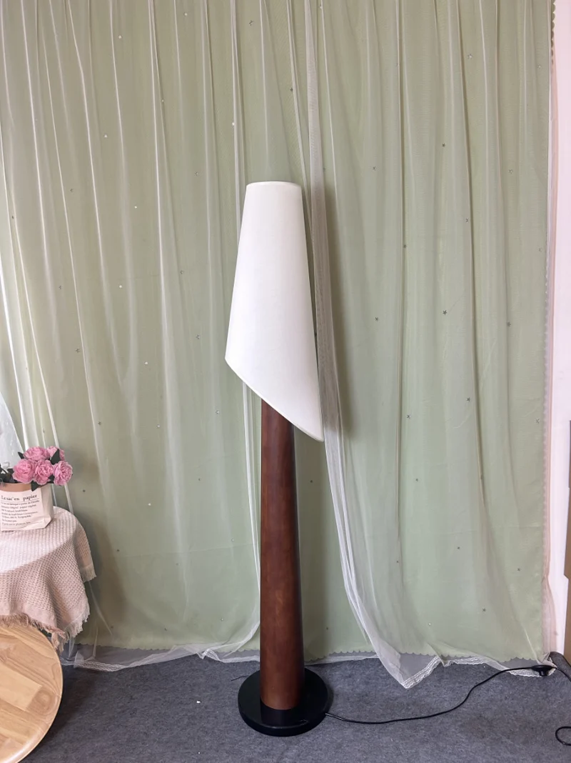 Moderne Minimalistische Stehlampe mit sanft leuchtendem Schirm