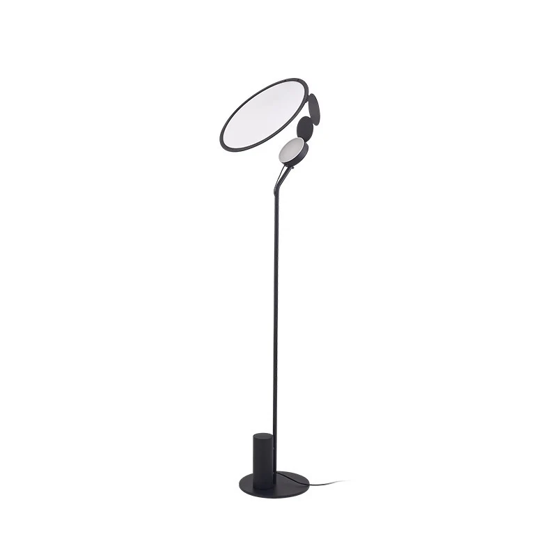 Schlanke moderne minimalistische Stehlampe