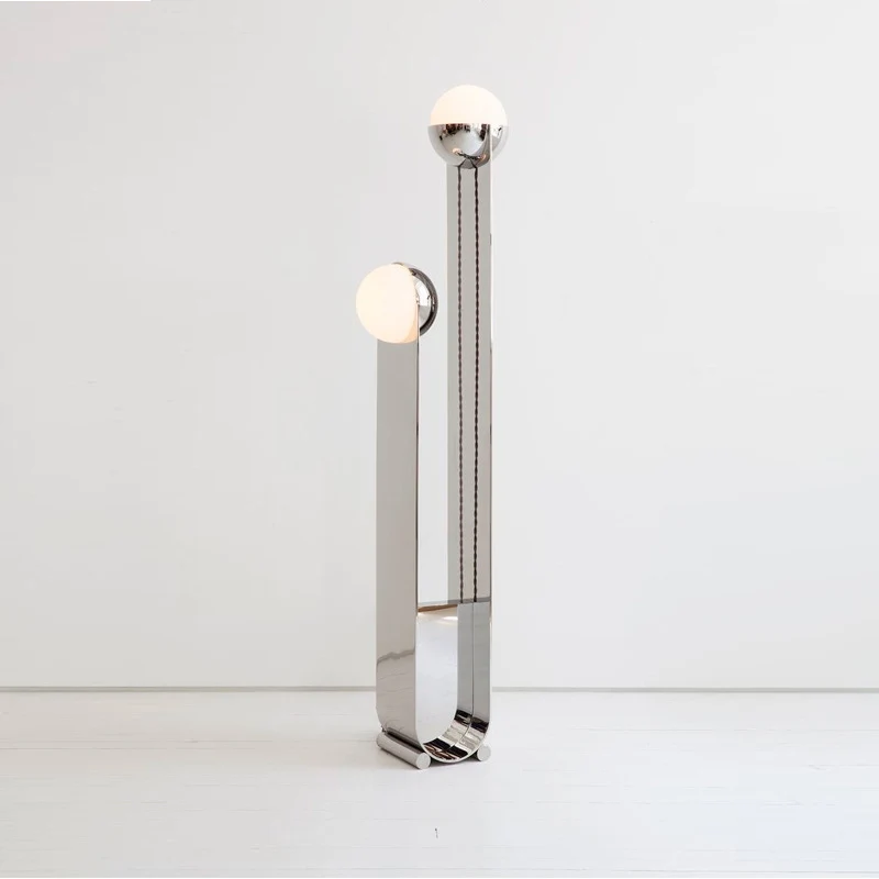Moderner minimalistischer Stehlampe mit doppelten Globus