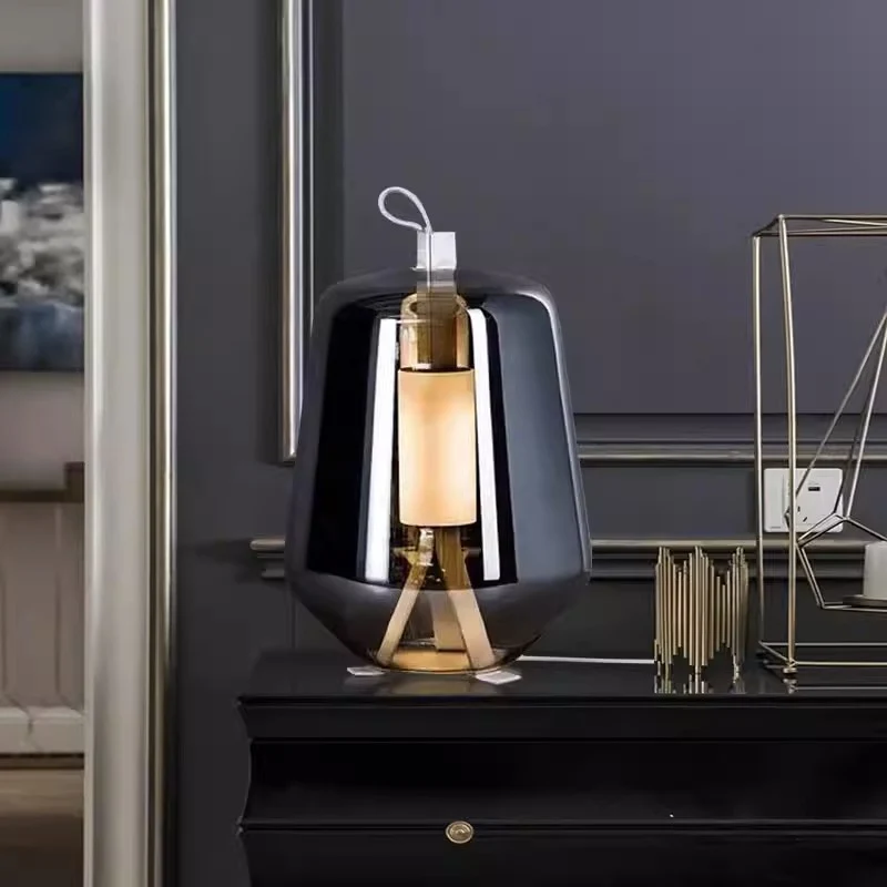 Moderne Tischlampe mit transparentem Glas-Schirm